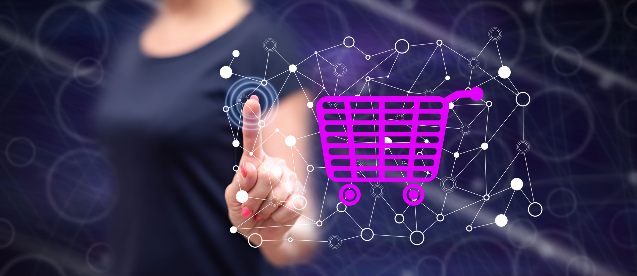Kobieta dotyka koncepcji e-commerce